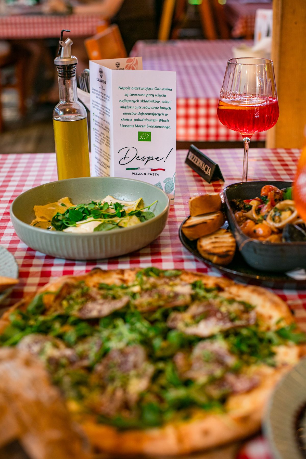 Pizza i oliwa na stole - Despe