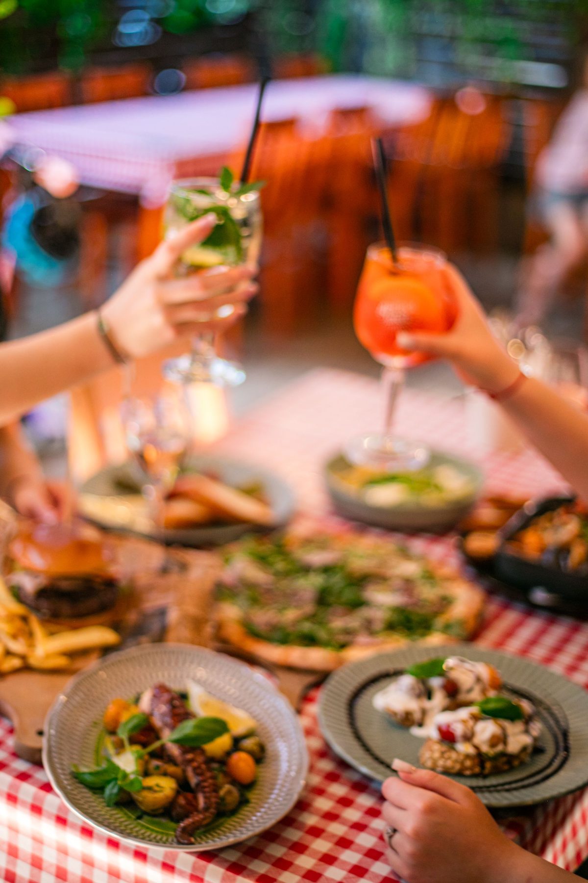 Aperol Spritz przy stole - Despe